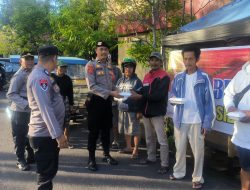 Dalam Rangka Jumat Berkah, Polres Sibolga Bagikan Nasi Kepada Warga Kurang Mampu Dijalan