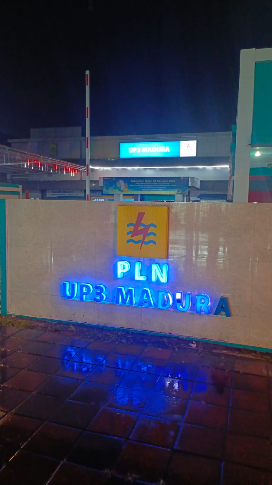 caption, tampak depan kantor PLN UP3 Madura