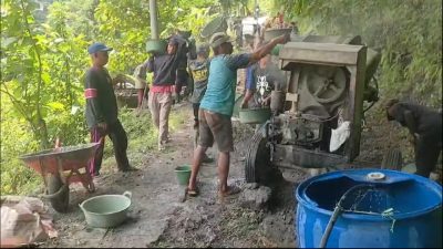 Semangat Antusias Warga Padukuhan Gupit Bergotong-Royong Membangun Jalan Gupit-Cermo