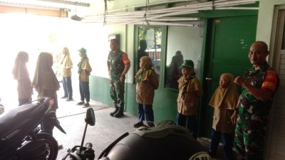 Anggota Babinsa Koramil 0734/09 Mantrijeron Yogyakarta Melatih PBB Kepada Siswi SD Muhammadiyah