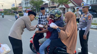 Polres Kuansing Bagikan Takjil Ramadhan 1446 H untuk Masyarakat Pengguna Jalan