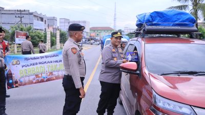 Pimpin Bagi-bagi Takjil, Wakapolres Rohil: Untuk Warga Pengguna Jalan