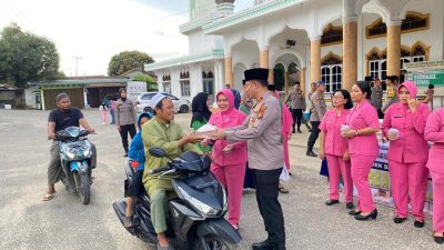 Bagikan Takjil Wujud Pelayanan pada Masyarakat, Polsek Bagan Sinembah Polres Rohil bersama Mahasiswa