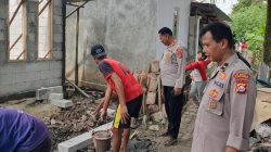 Kapolsek Kresek yang didampingi Kanit Binmas Polsek Kresek mengecek pengerjaan Bangunan Bedah Rumah Kapolresta Tangerang