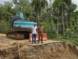 PT IKN Kolaborasi Bersama Pemkab Kuansing Bangun Jembatan Darurat Di Inuman