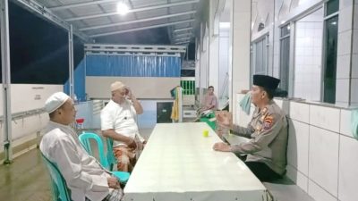 Kapolsek Maesa Sambangi dan Amankan Salat Tarawih di Masjid Jami’ Syuhaddah