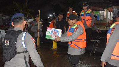 Polda Riau Kerahkan Semua Kekuatan Bantu Korban Banjir di Pekanbaru